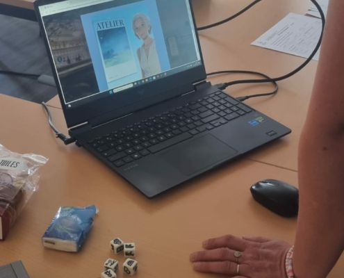 enquête de sens un joueur écoute une voix off d'un escape game qui donne des informations